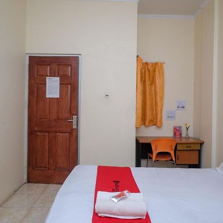 RedDoorz near Jalan Wolter Monginsidi Manado Hotel Bagian luar foto