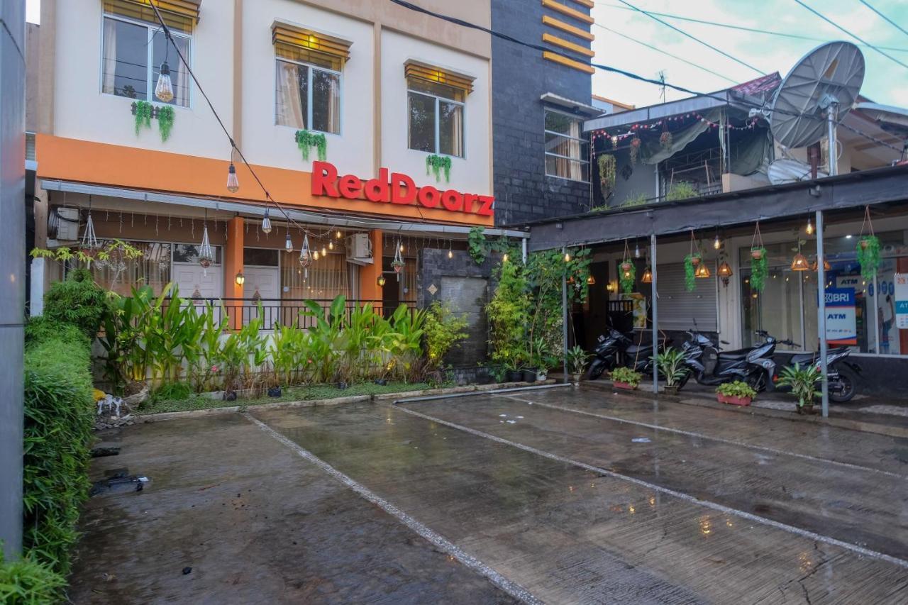 RedDoorz near Jalan Wolter Monginsidi Manado Hotel Bagian luar foto